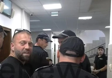 Полицията издирва тиктокъра Стоян Колев, избягал по шорти, докато е под домашен арест в Бургас