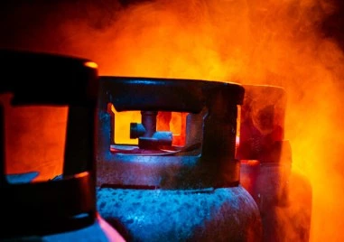 Трима мъже са с опасност за живота след взрив на газова бутилка