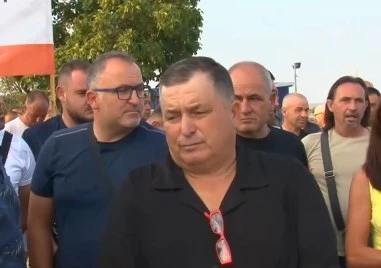 Земеделци на протест, блокираха път заради ниски изкупни цени