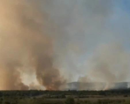 60 пожарникари все още потушават пожара край Хасково