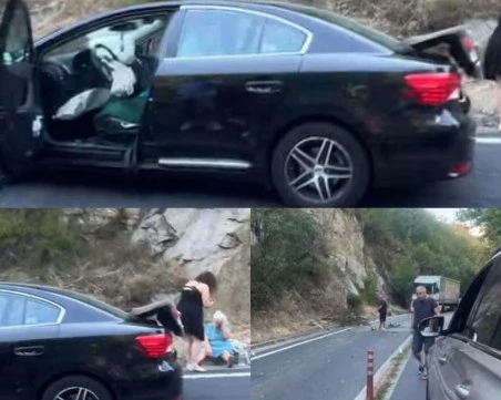 Кола се удари в паднали скали в Кресненското дефиле, има пострадали