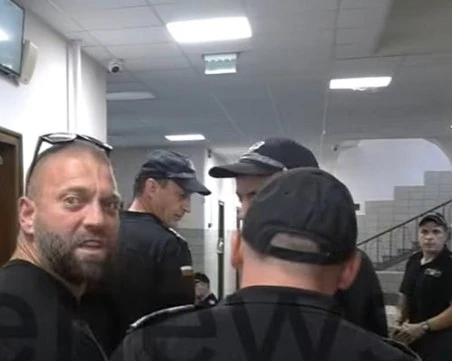 Полицията издирва тиктокъра Стоян Колев, избягал по шорти, докато е под домашен арест в Бургас