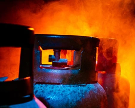 Трима мъже са с опасност за живота след взрив на газова бутилка