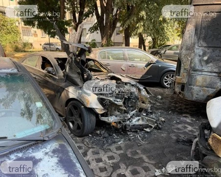 Умишлен палеж? Ето как изглежда паркинга, на който горяха 6 автомобила в Пловдив