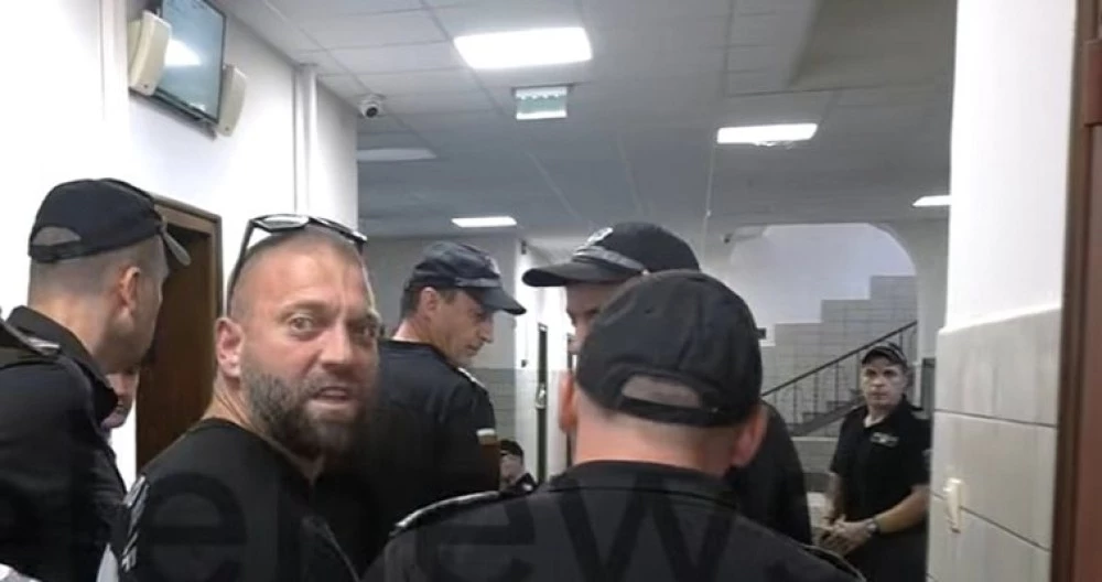 Полицията издирва тиктокъра Стоян Колев, избягал по шорти, докато е под домашен арест в Бургас