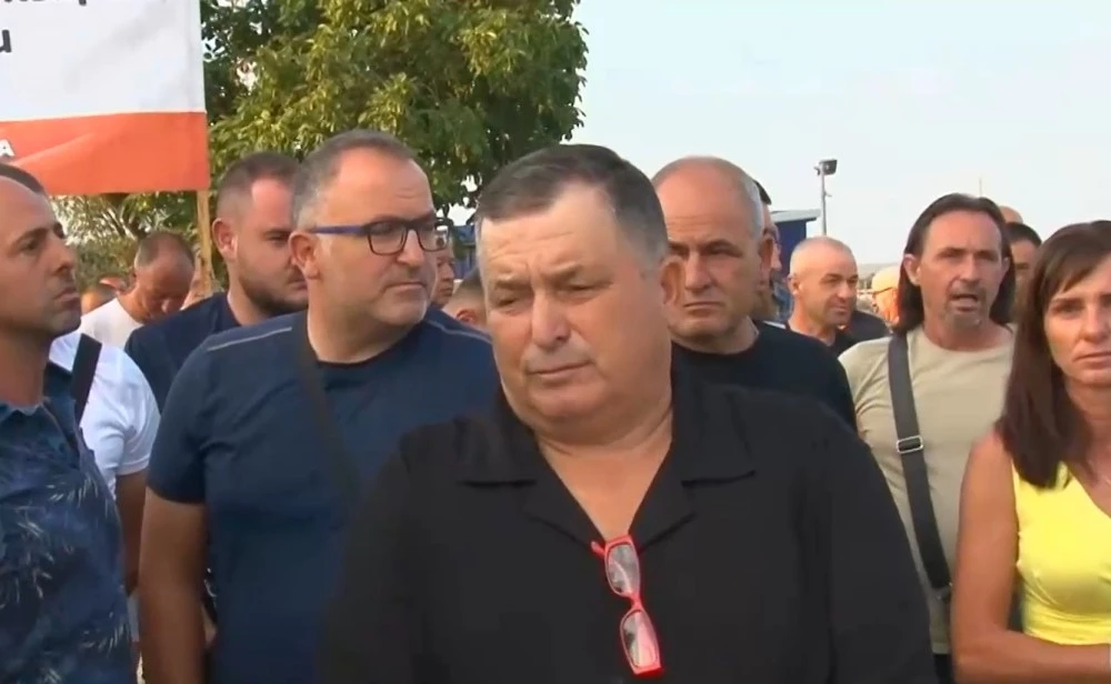 Земеделци на протест, блокираха път заради ниски изкупни цени