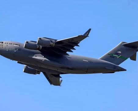 Американски военен самолет кацна в Москва