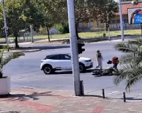 Моторист е с охлузвания след катастрофа с кола в Тракия ВИДЕО