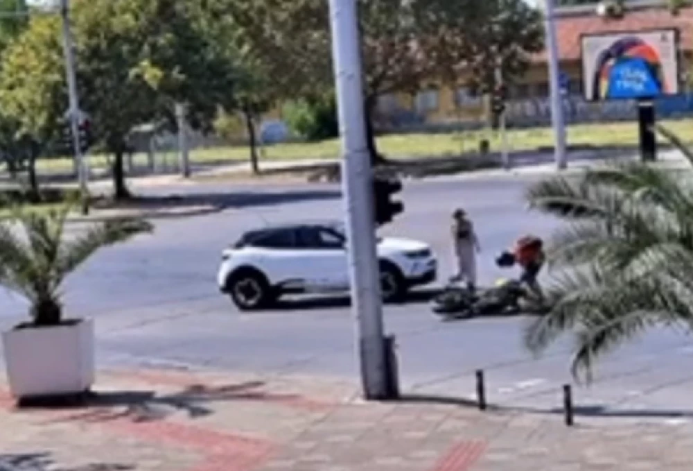 Моторист е с охлузвания след катастрофа с кола в Тракия ВИДЕО