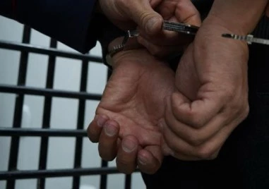 Осъдиха на затвор трима бивши полицаи, откраднали цигари за над 2,3 млн. лева