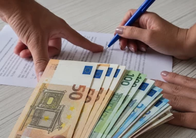 Българите задлъжняват все повече, но държат близо 57 млрд. евро в банките