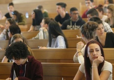 Парламентът реши: държавни стипендии само за редовни студенти в държавна поръчка