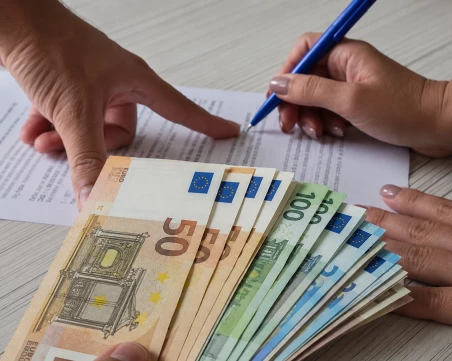 Българите задлъжняват все повече, но държат близо 57 млрд. евро в банките