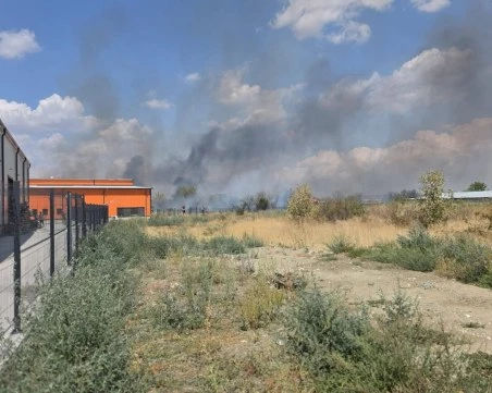 Локализираха пожара в индустриалната зона на Асеновград, спасиха базата на известен бизнесмен