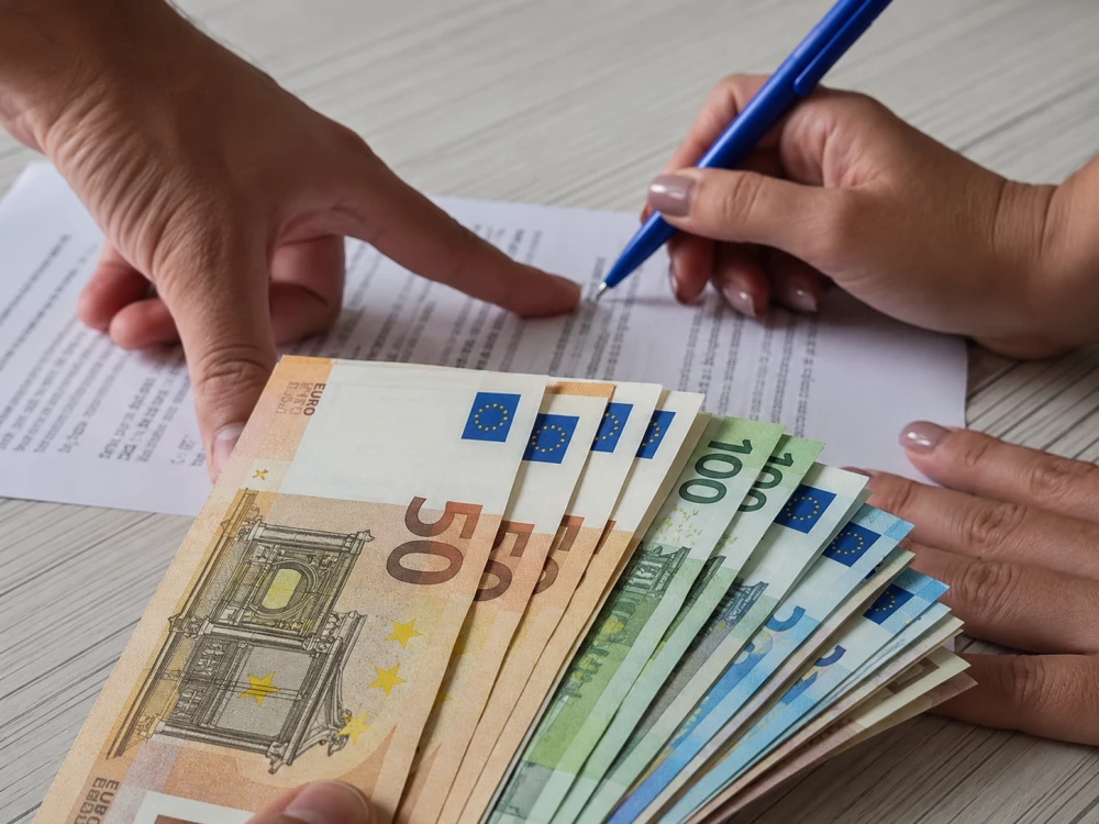 Българите задлъжняват все повече, но държат близо 57 млрд. евро в банките