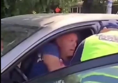Видео показва още един арест в Струмяни, този път на възрастен мъж, който твърди че е болен