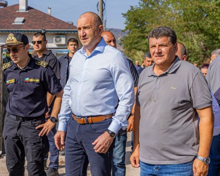 Радев разпоредил проверка на случая с арестуваната активистка в Струмяни