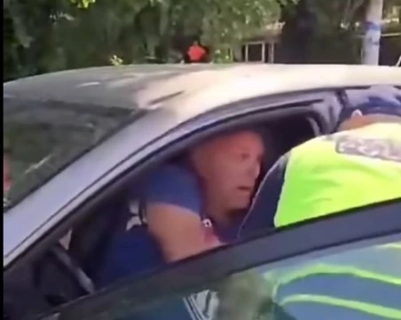 Видео показва още един арест в Струмяни, този път на възрастен мъж, който твърди че е болен