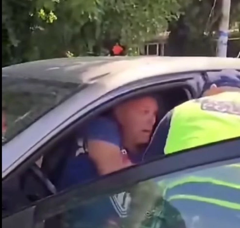 Видео показва още един арест в Струмяни, този път на възрастен мъж, който твърди, че е болен