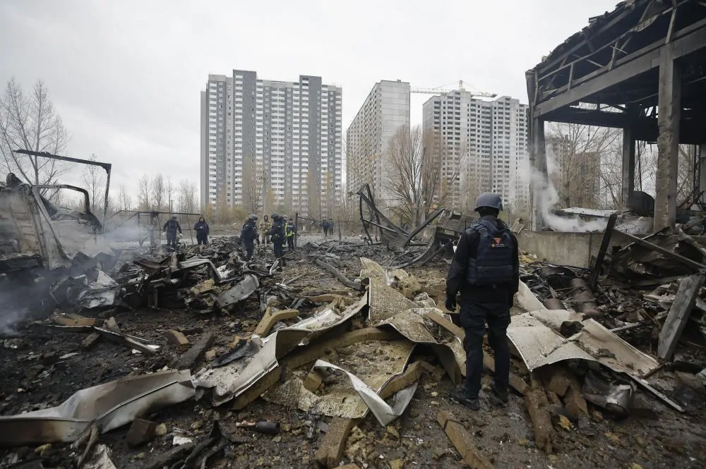 37 загинаха след руски удар край Киев, взривове пометоха десетки къщи