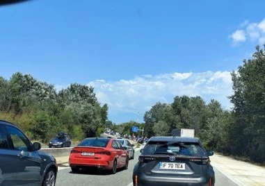 Скали се срутиха в Кресненското дефиле, движението е затруднено