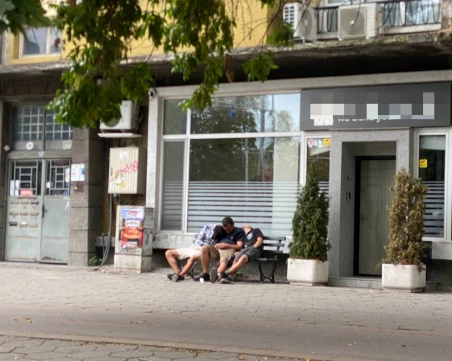 Трима младежи в неадекватно състояние на оживено кръстовище в Пловдив притесниха граждани