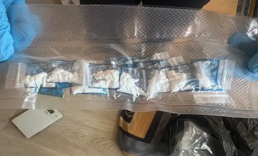 Столичната полиция арестува жена с близо 1 кг наркотици