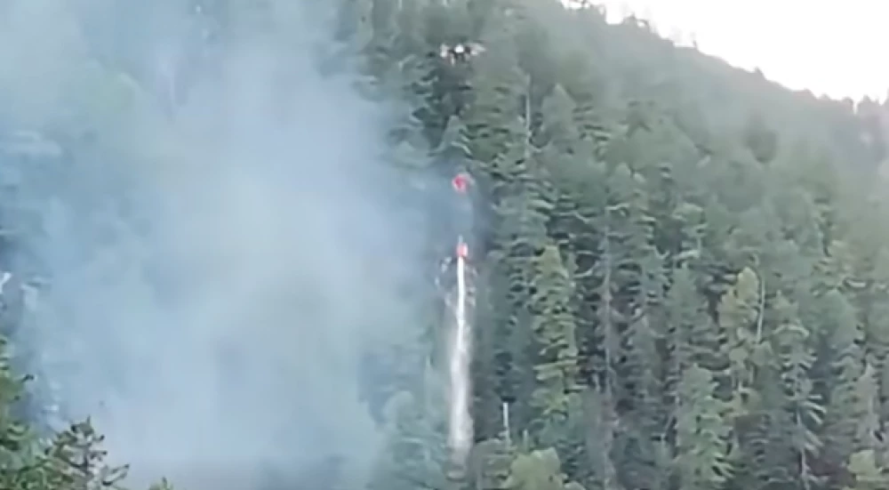 Пуснаха видео как дрон за първи път гаси пожар у нас – изсипа над тон вода край Рилския манастир