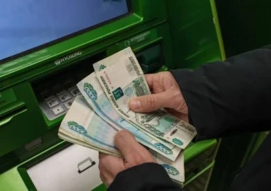 Руснаци масово теглят пари в брой