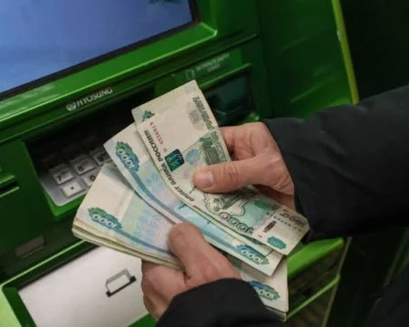 Руснаци масово теглят пари в брой