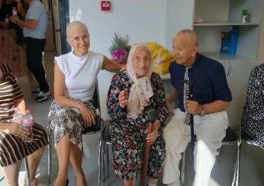 100-годишната Сание пред децата от Центъра за социални услуги в Столипиново: Учете!