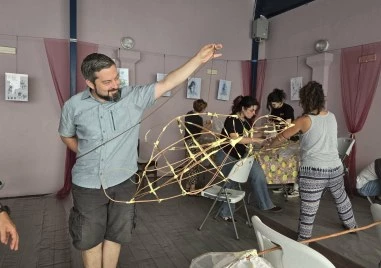 Петметрова птица на Главната, танцьори по фасадата на пощата и акробати! Започва TeatAir