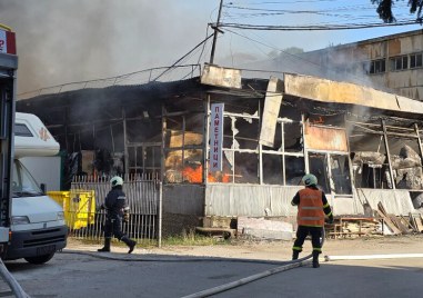 Складове пламнаха в Свищов, три екипа на пожарната са на място