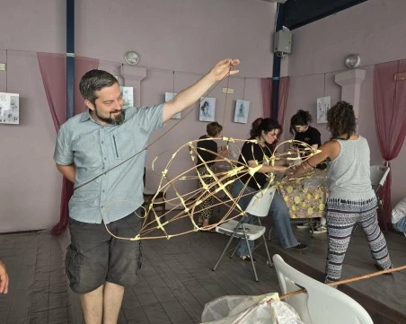 Петметрова птица на Главната, танцьори по фасадата на пощата и акробати! Започва TeatAir
