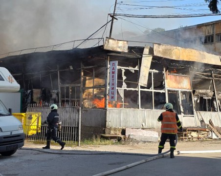 Складове пламнаха в Свищов, три екипа на пожарната са на място