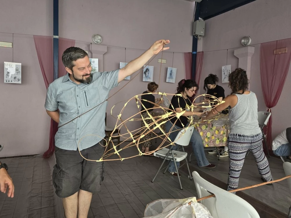 Петметрова птица на Главната, танцьори по фасадата на пощата и акробати! Започва TeatAir