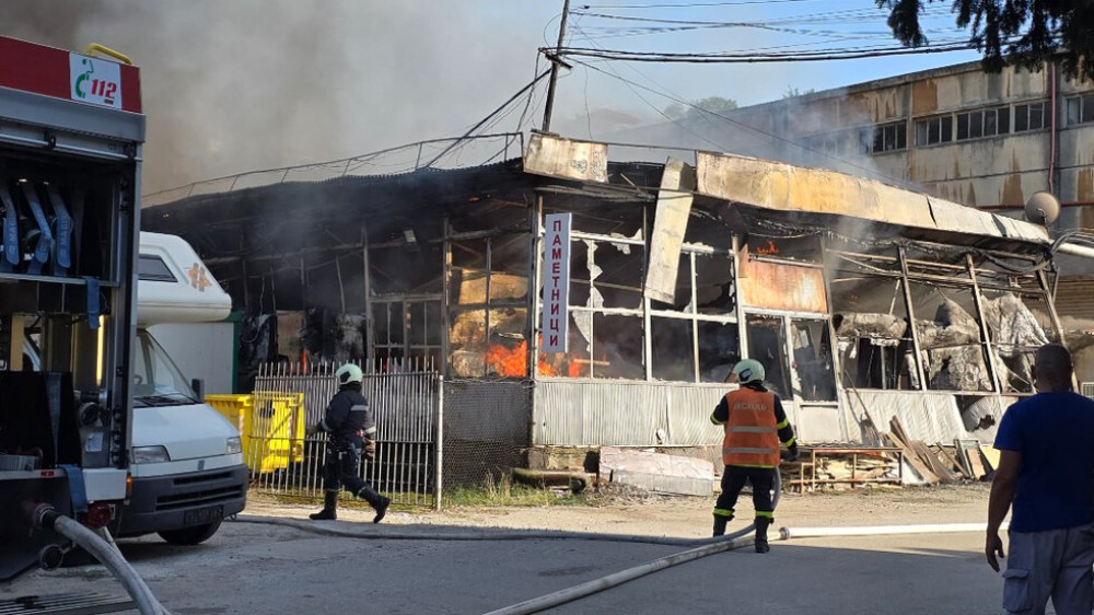Складове пламнаха в Свищов, три екипа на пожарната са на място