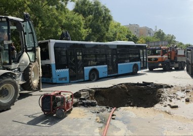 Автобус пропадна в огромна яма на бул. „Цар Симеон в Тракия, за щастие няма пострадали