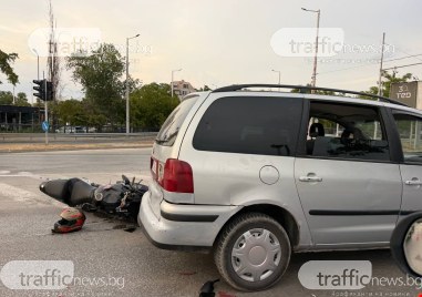 Моторист се заби в автомобил на оживен булевард в Пловдив - в болница е