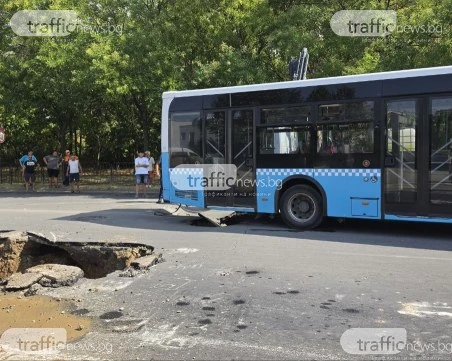 Автобус пропадна в огромна яма на бул. „Цар Симеон