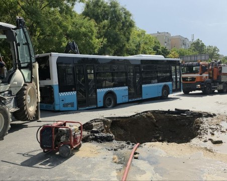 Автобус пропадна в огромна яма на бул. „Цар Симеон