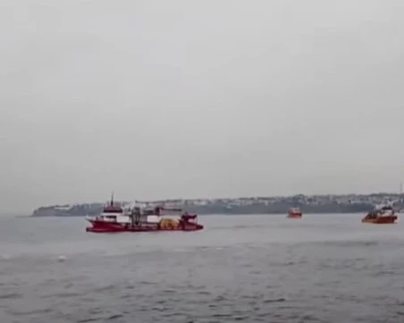 Два кораба се удариха край Истанбул, издирват хора