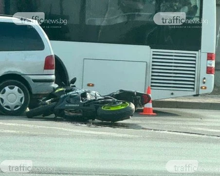 Моторист се заби в автомобил на оживен булевард в Пловдив - в болница е