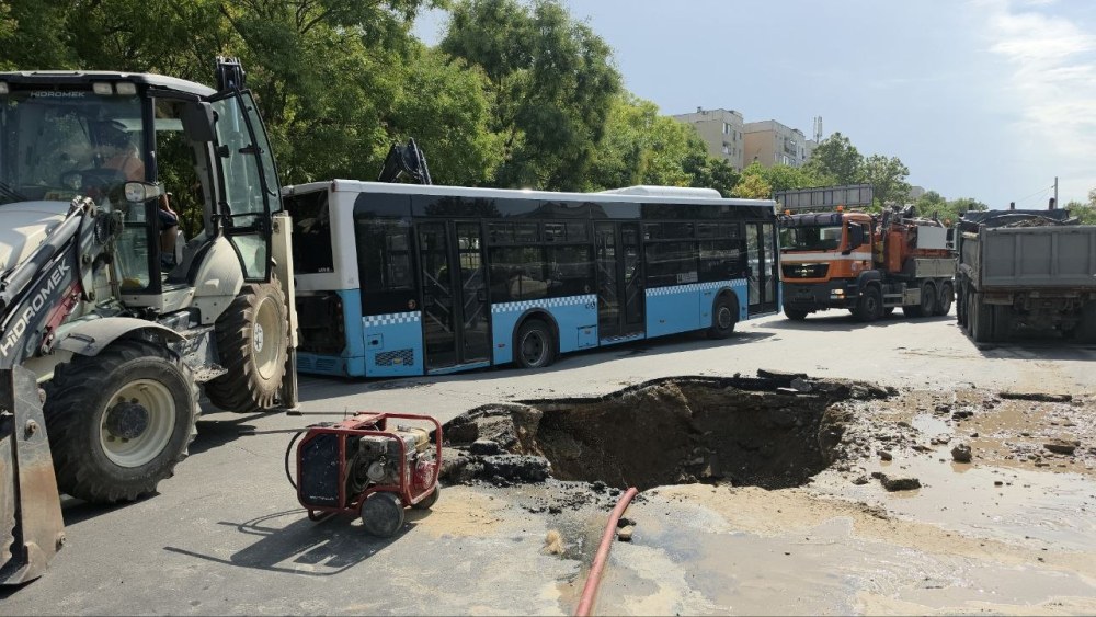 Автобус пропадна в огромна яма на бул. „Цар Симеон
