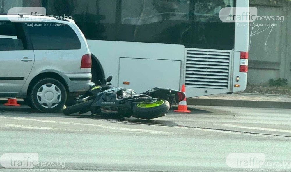 Моторист се заби в автомобил на оживен булевард в Пловдив - в болница е