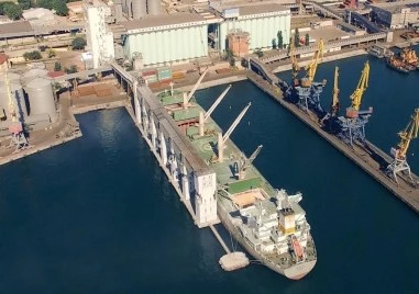 Русия твърди, че е ударила два товарни кораба в Черно море край Одеса
