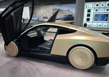 Tesla пуска Cybercab: Роботакси без волан и педали влиза в движение тази нощ