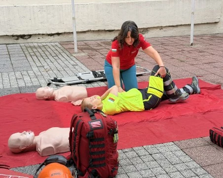 Парамедик спаси младо момиче след топлинен удар в Пловдив ВИДЕО