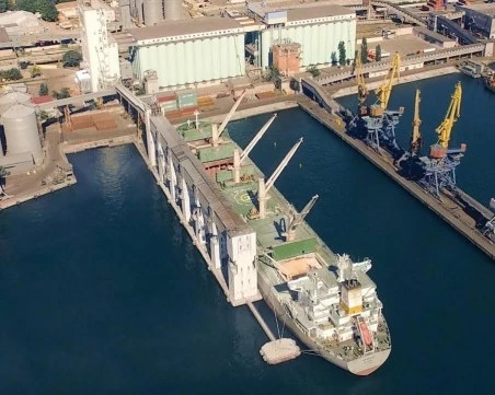 Русия твърди, че е ударила два товарни кораба в Черно море край Одеса