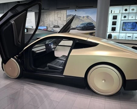 Tesla пуска Cybercab: Роботакси без волан и педали влиза в движение тази нощ